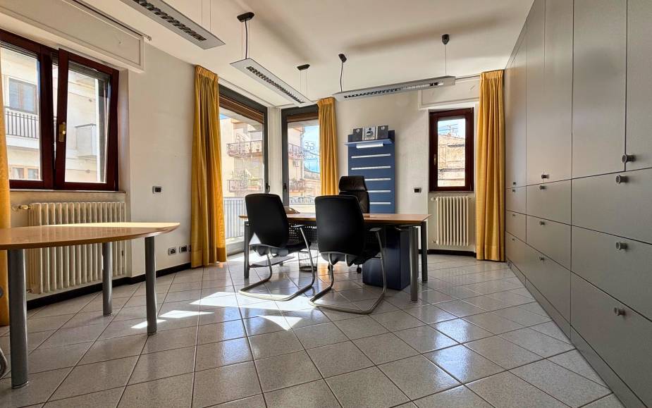 COMMERCIAL PREMISES AND OFFICE ALTAMURA